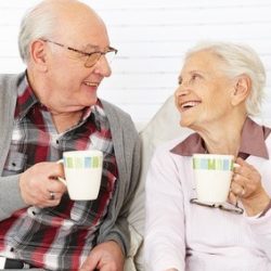 Zwei Senioren trinken gemeinsam Kaffee aus ihren Tassen